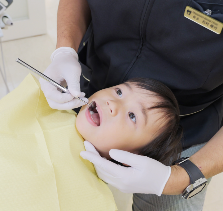 神戸駅徒歩1分の歯医者。神戸で歯の痛み治療、インプラント、セラミック、歯並び相談、矯正など。