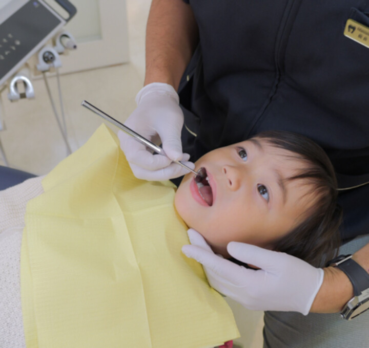 神戸駅徒歩1分の歯医者。神戸で歯の痛み治療、インプラント、セラミック、歯並び相談、矯正など。