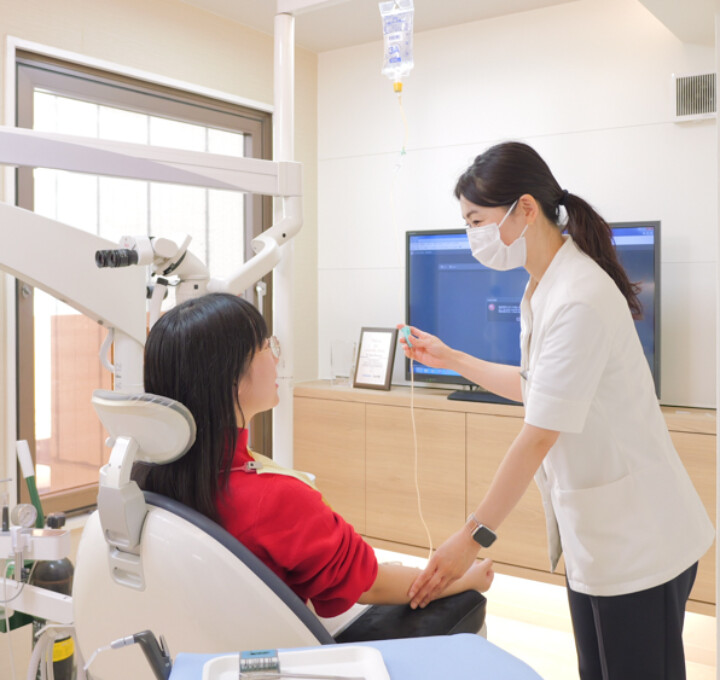 神戸駅徒歩1分の歯医者。神戸で歯の痛み治療、インプラント、セラミック、歯並び相談、矯正など。