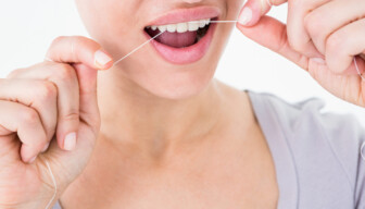 歯間ブラシとフロスの必要性や使い方とは？歯ブラシだけではむし歯になる理由サムネイル