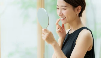 ホワイトニングの種類と効果を解説！歯医者で自分に合う方法を選ぶためのポイントサムネイル