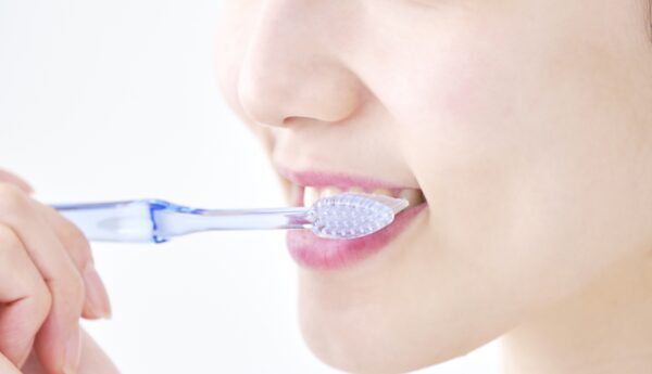 歯磨きしている女性の口元