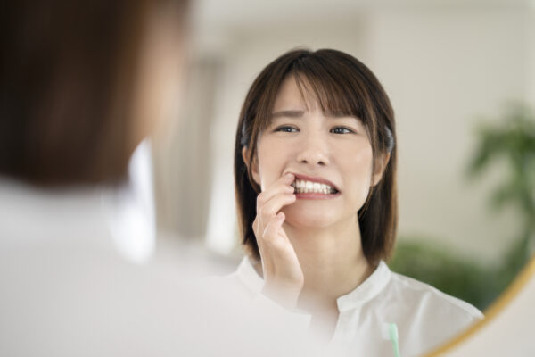 歯を心配する女性