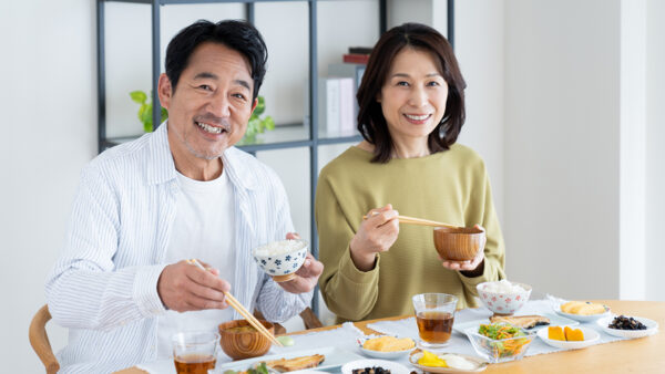 笑顔で食事をするシニア夫婦